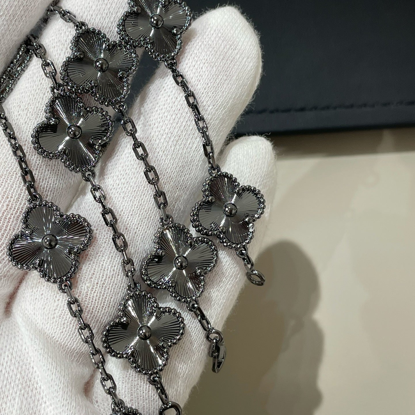 [Angela Jewellery]CLOVER 5 MOTIF BLACK BRACELET