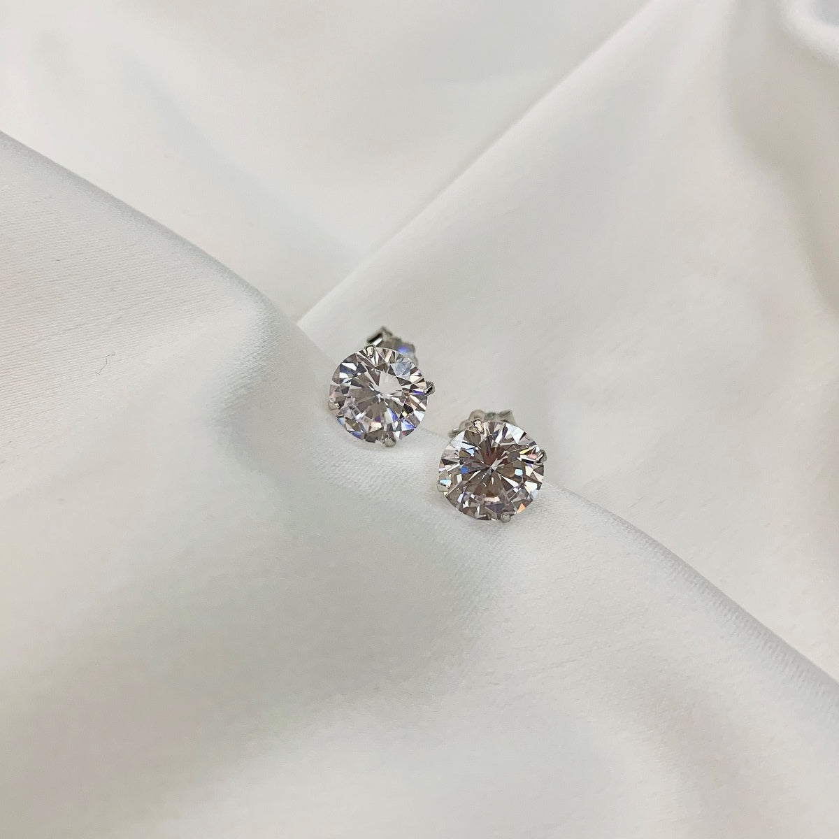 Angela Jewelry]Stylish Shiny Round Center Stone Stud Earrings