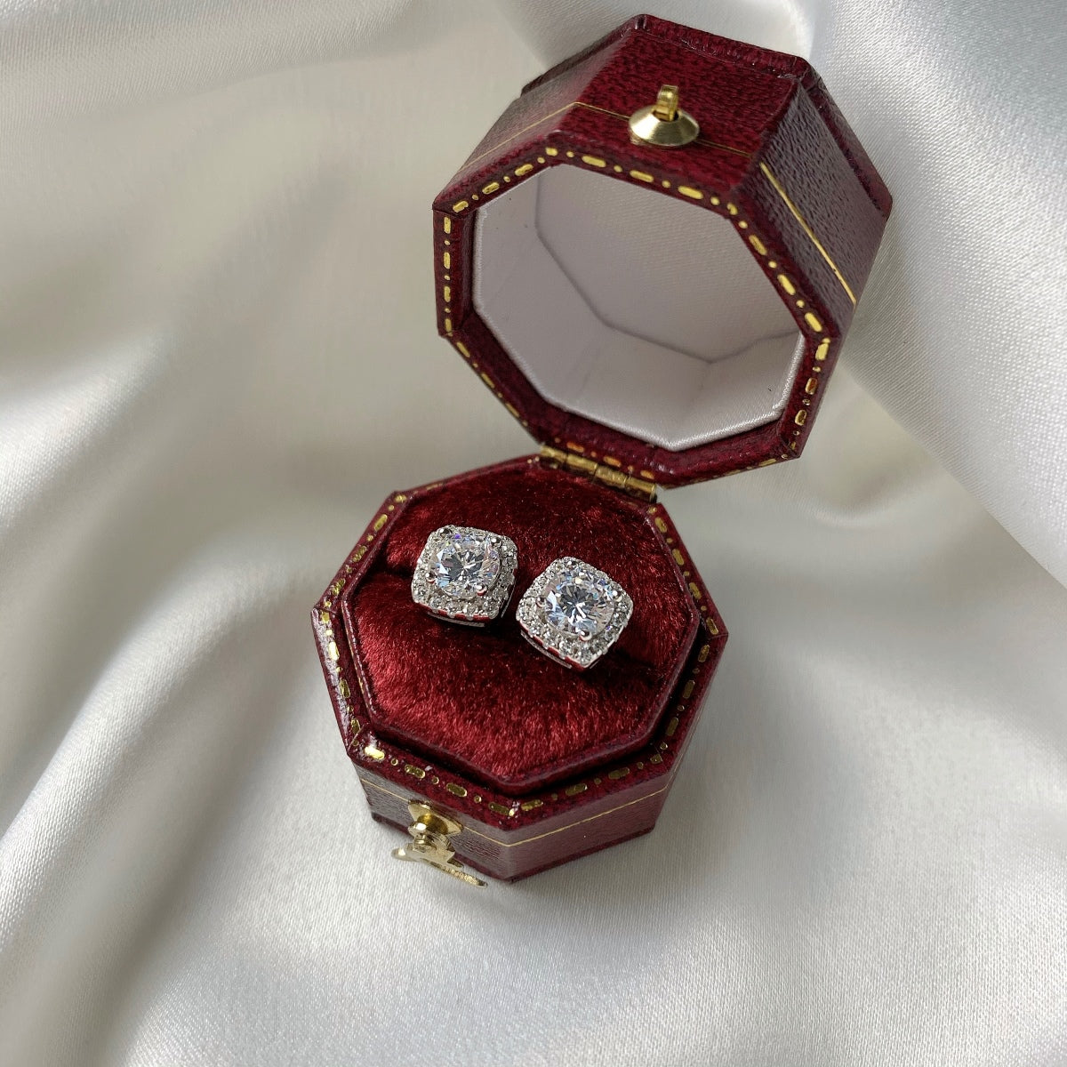 Angela Jewelry]Classic Round Center Stone Stud Earrings