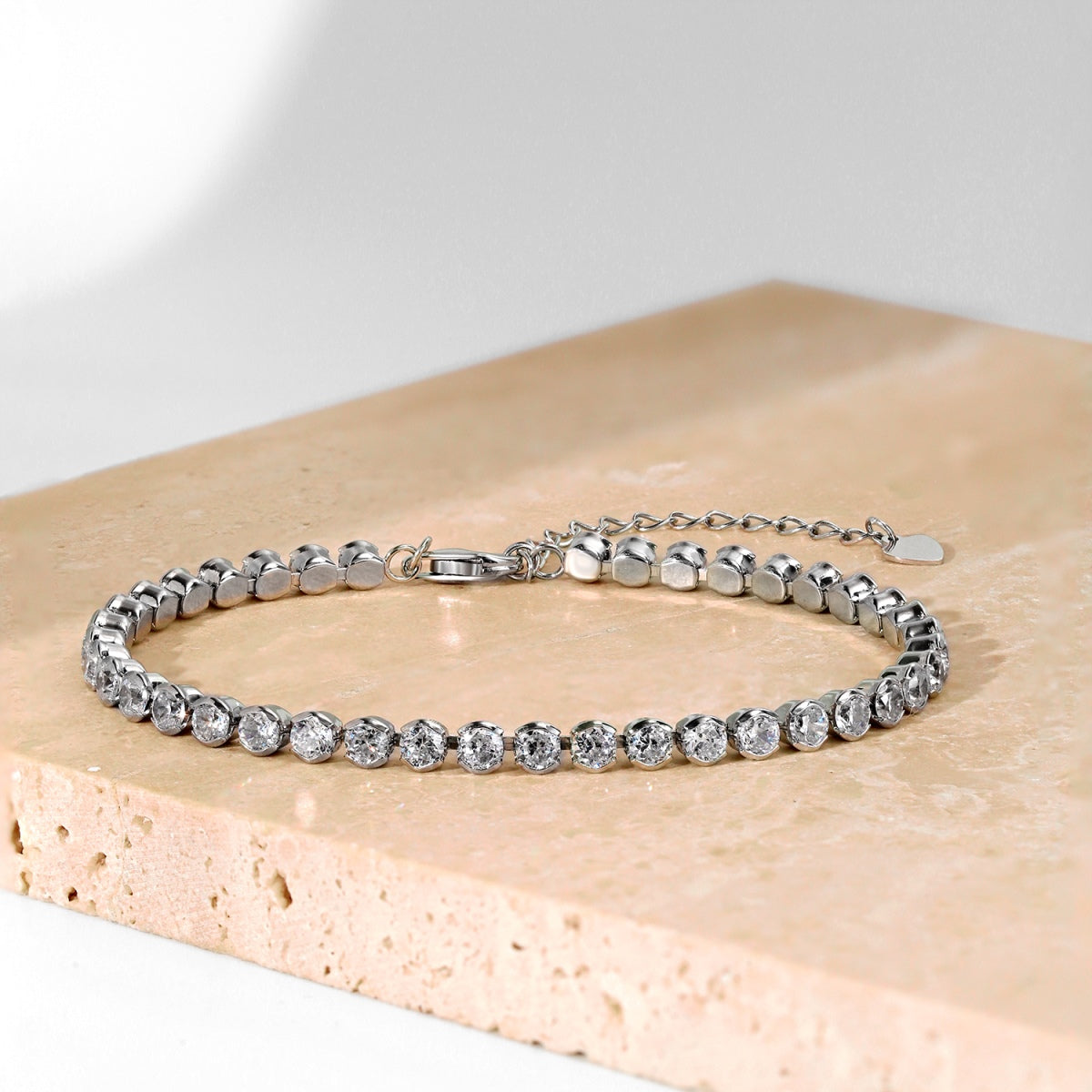 Angela Jewelry]Ornate  Sparkling Round Cut Daily Bracelet
