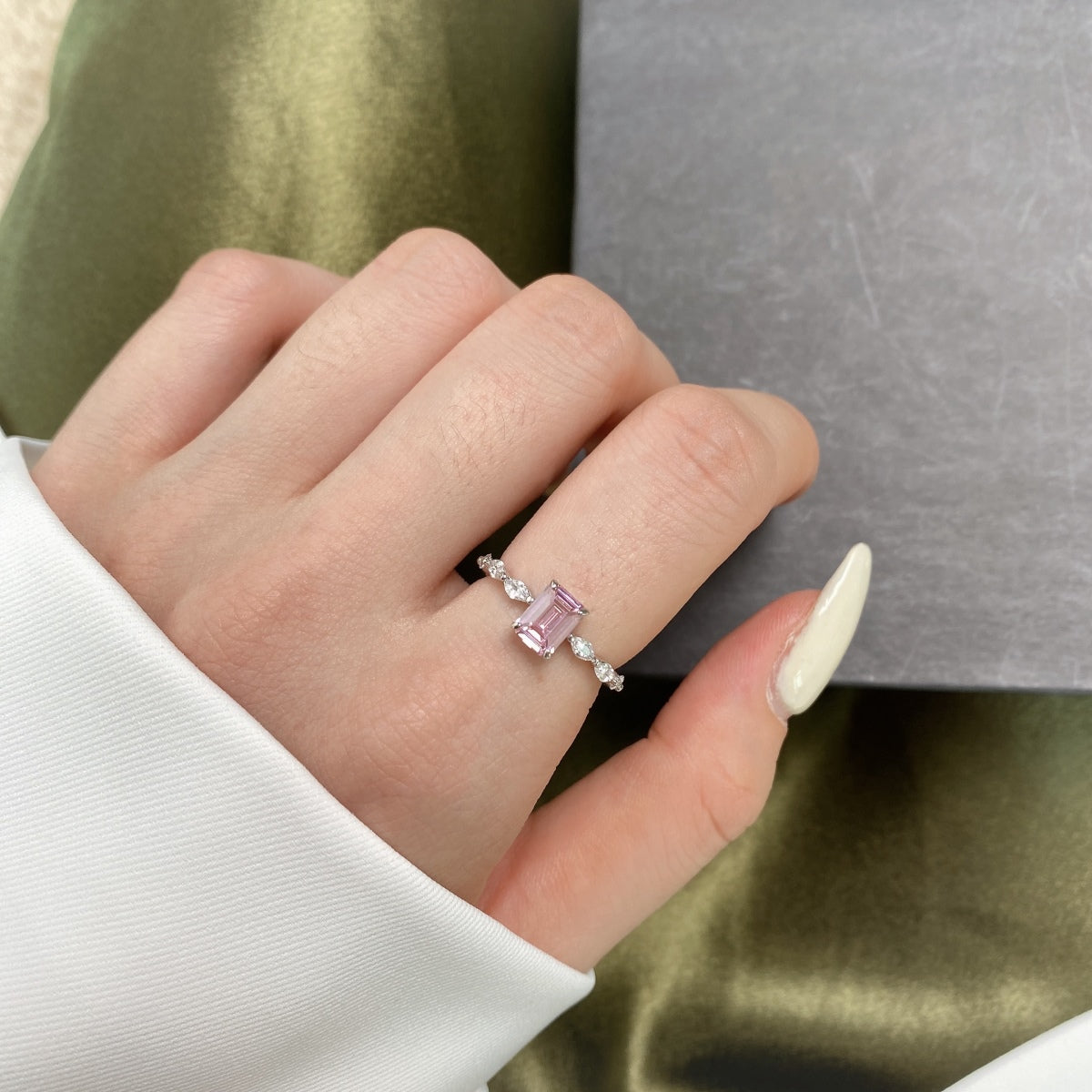 Angela Jewelry]1.0 Carat Dainty Resplendent Radiant Cut Daily Ring