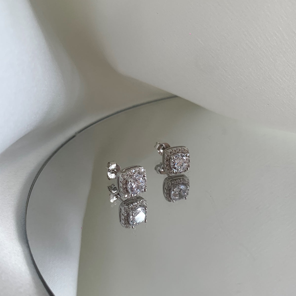 Angela Jewelry]Classic Round Center Stone Stud Earrings