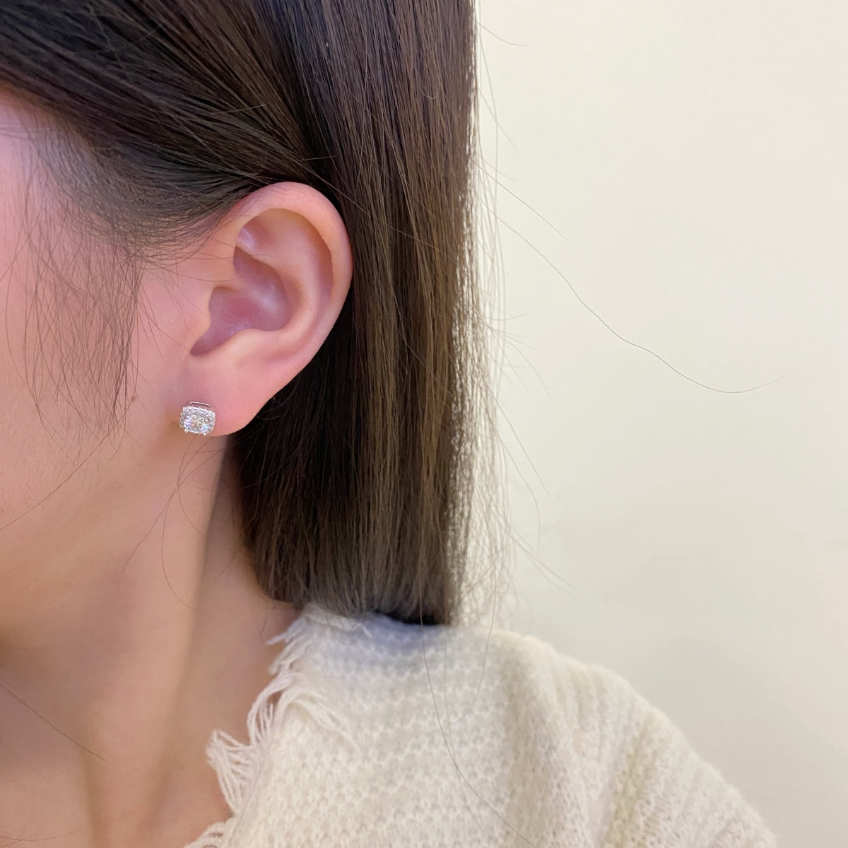 Angela Jewelry]Classic Round Center Stone Stud Earrings