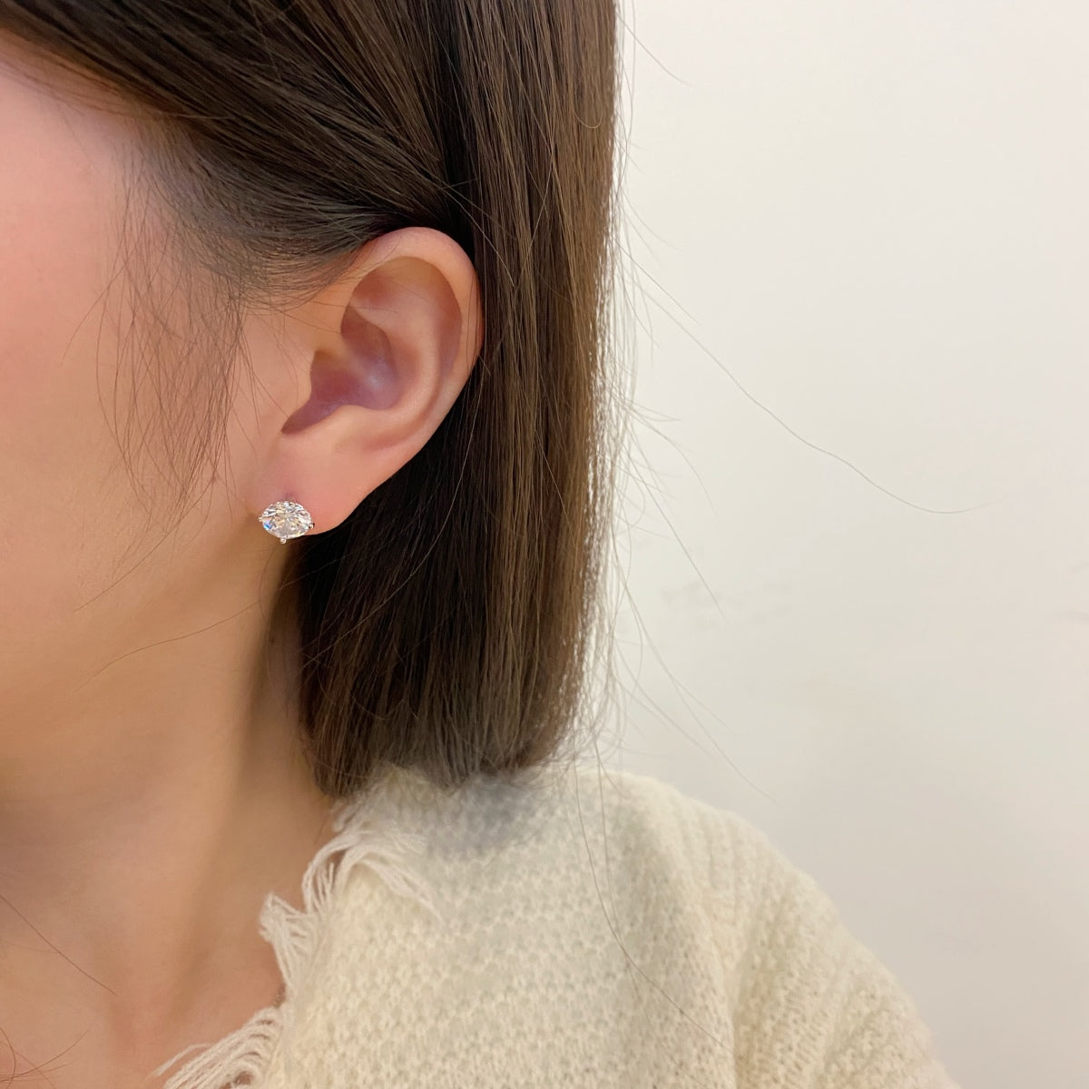 Angela Jewelry]Stylish Shiny Round Center Stone Stud Earrings