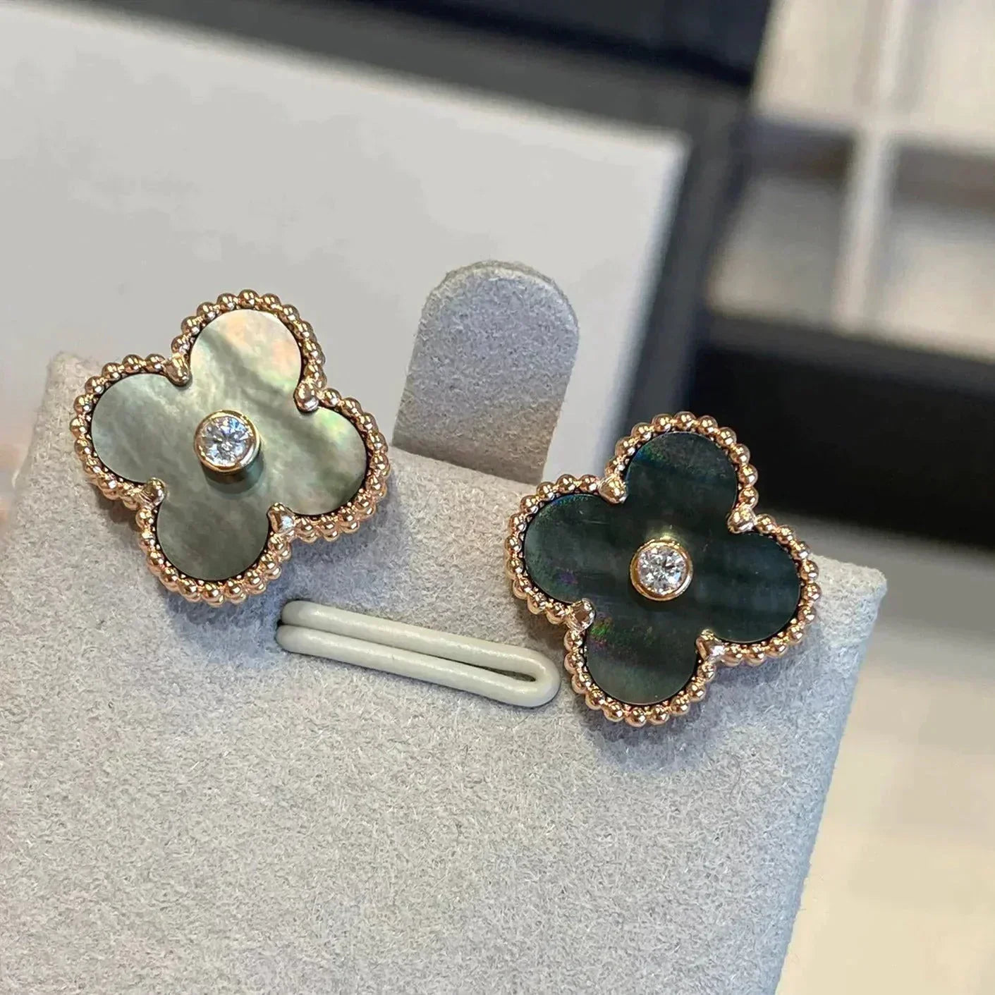 [Angela Jewellery]CLOVER MEDIUM 1 MOTIFS GRAY MOP  DIAMOND EARRINGS