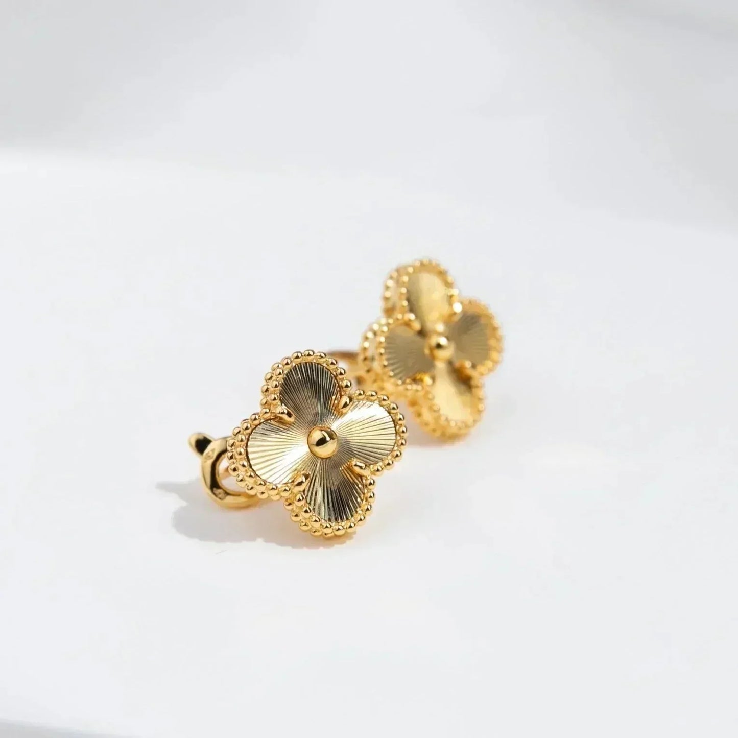 [Angela Jewellery]CLOVER MEDIUM 1 MOTIFS LASER EARRINGS