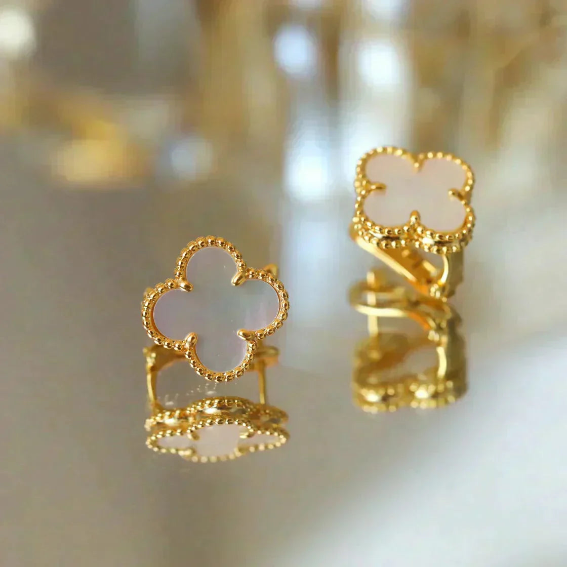 [Angela Jewellery]CLOVER MEDIUM 1 MOTIFS  WHITE MOP STUD EARRINGS