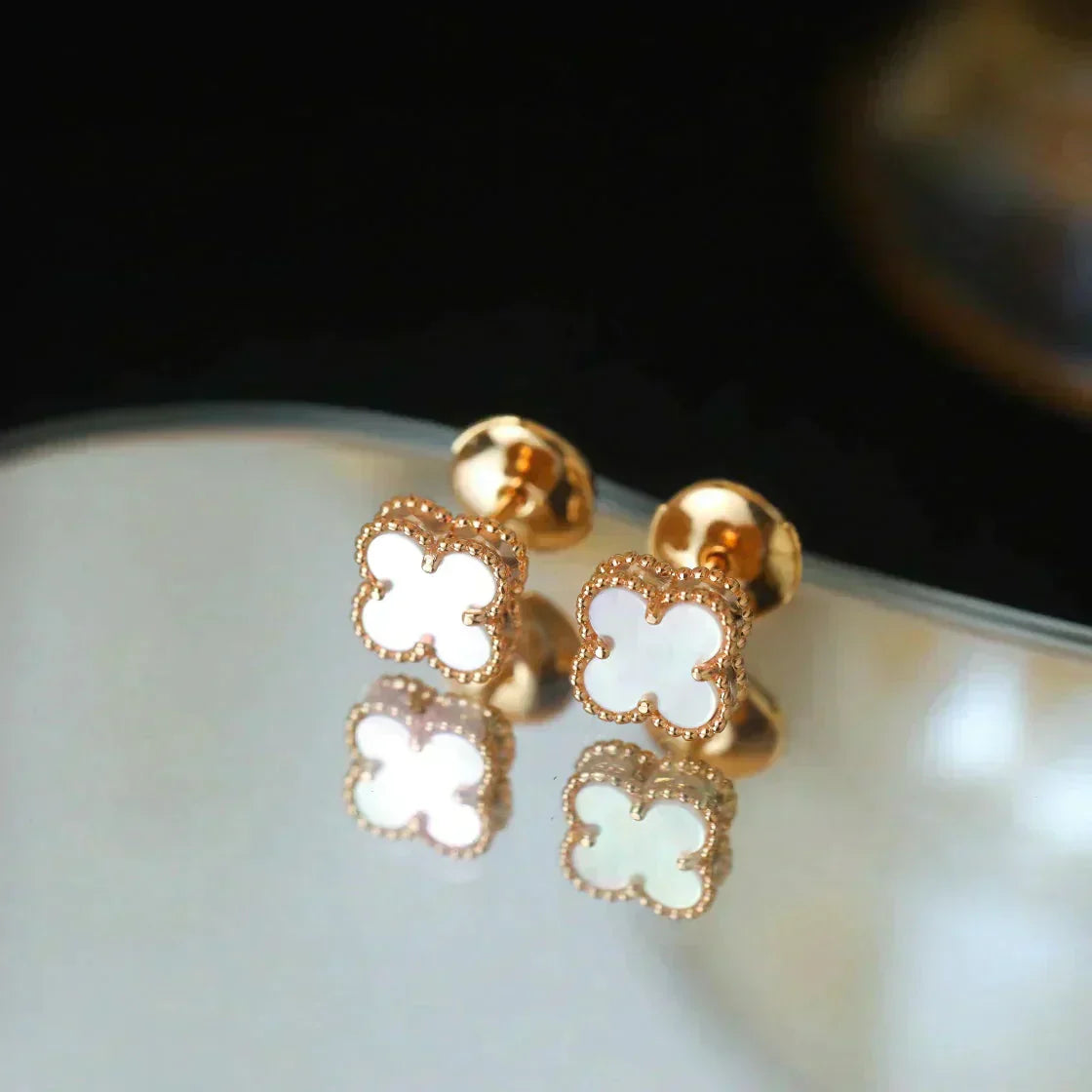 [Angela Jewellery]CLOVER MINI 9.5MM WHITE MOP EARRINGS