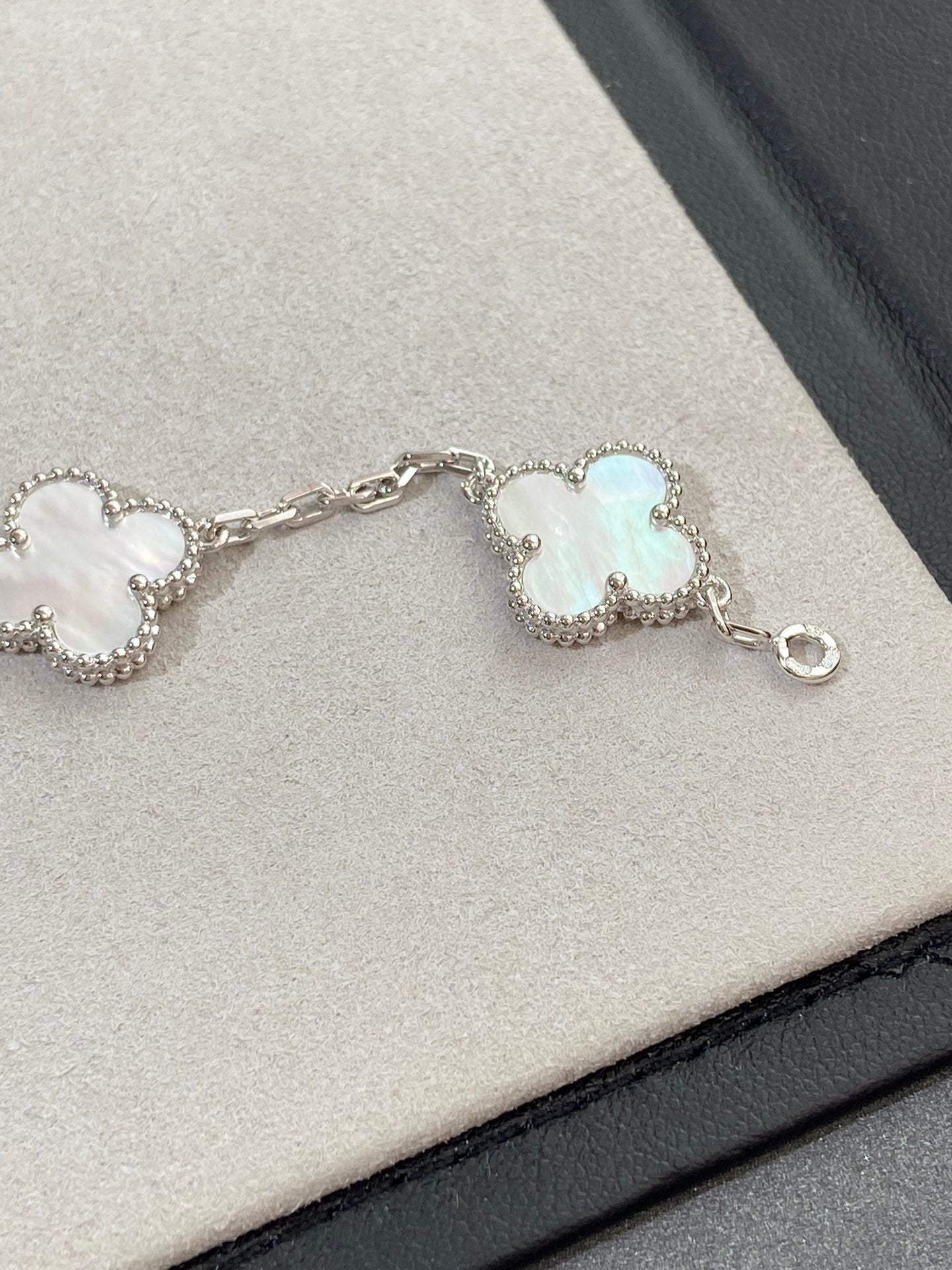[Angela Jewellery]CLOVER SILVER MOP 5 MOTIF BRACELET