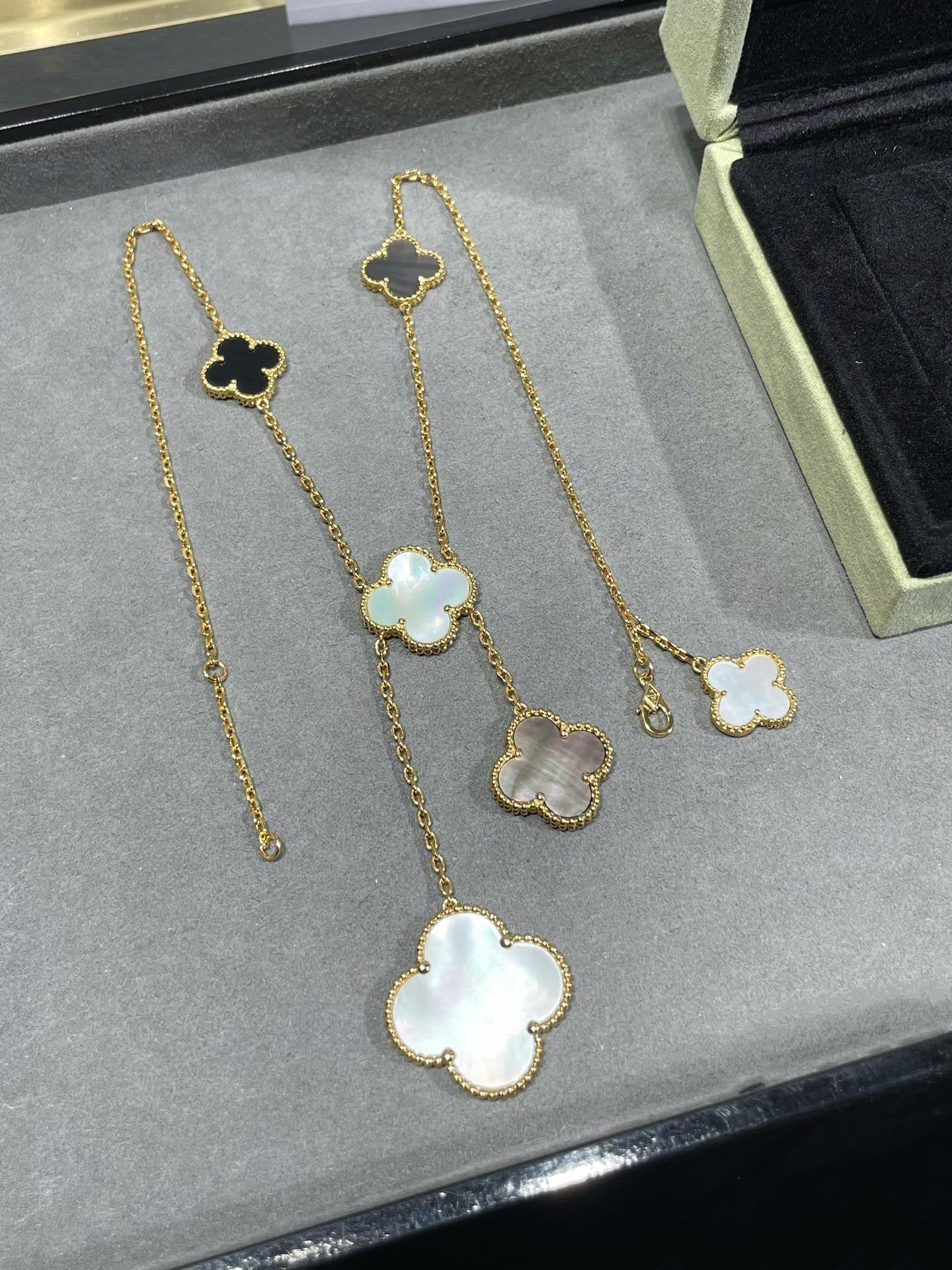 [Angela Jewellery]CLOVER 6 MOTIF MOP ONYX GOLD NECKLACE