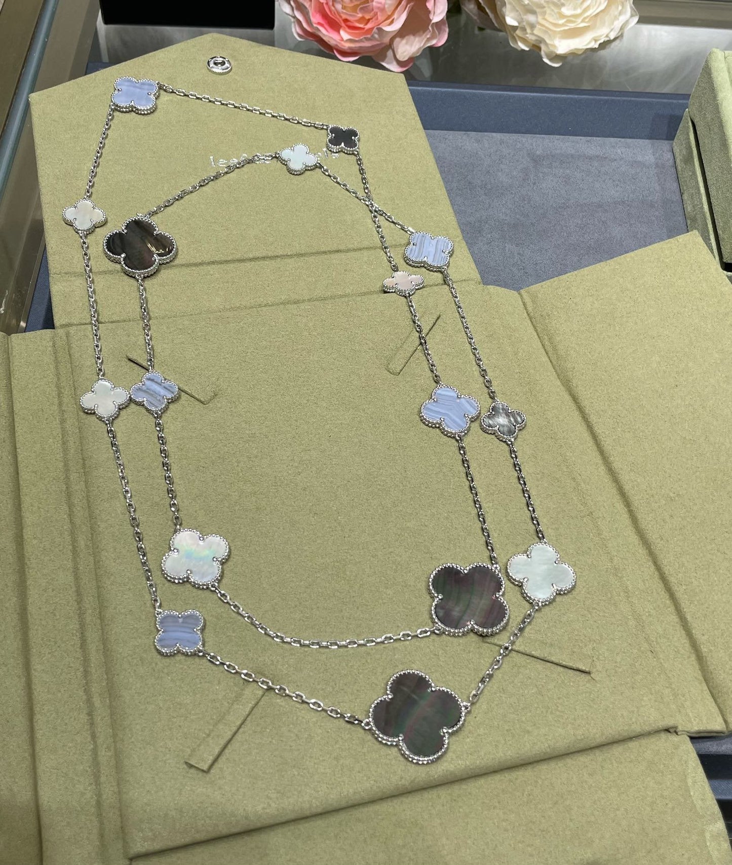 [Angela Jewellery]CLOVER 16 MOTIF CHALCEDONY MOP SILVER NECKLACE