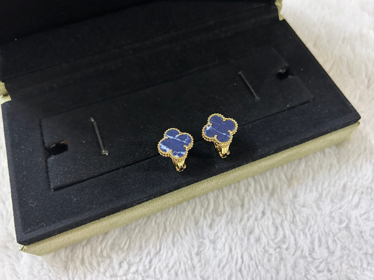 [Angela Jewellery]CLOVER PIETERSITE MEDIUM STUD EARRINGS