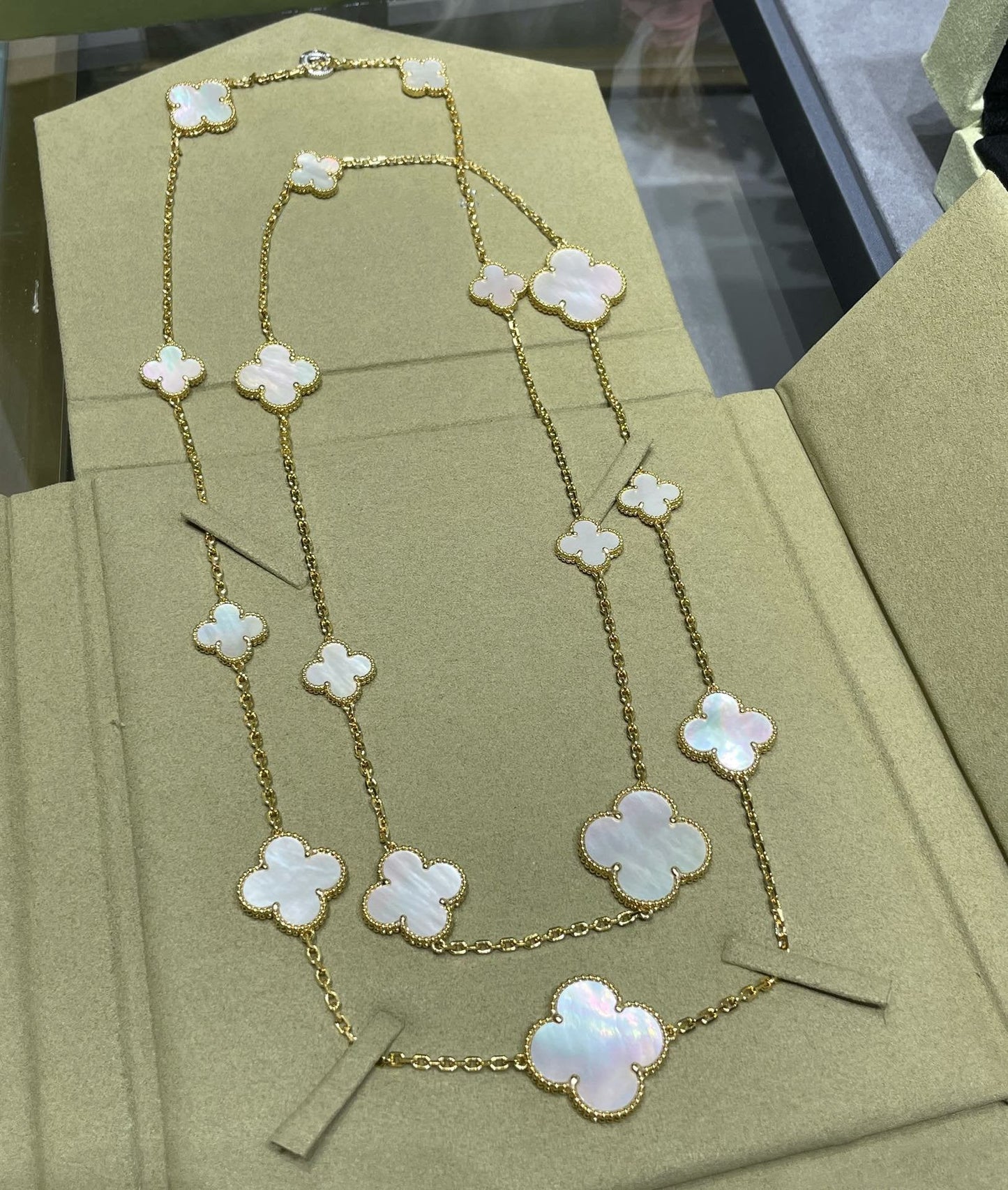 [Angela Jewellery]CLOVER 16 MOTIF WHITE MOP GOLD NECKLACE