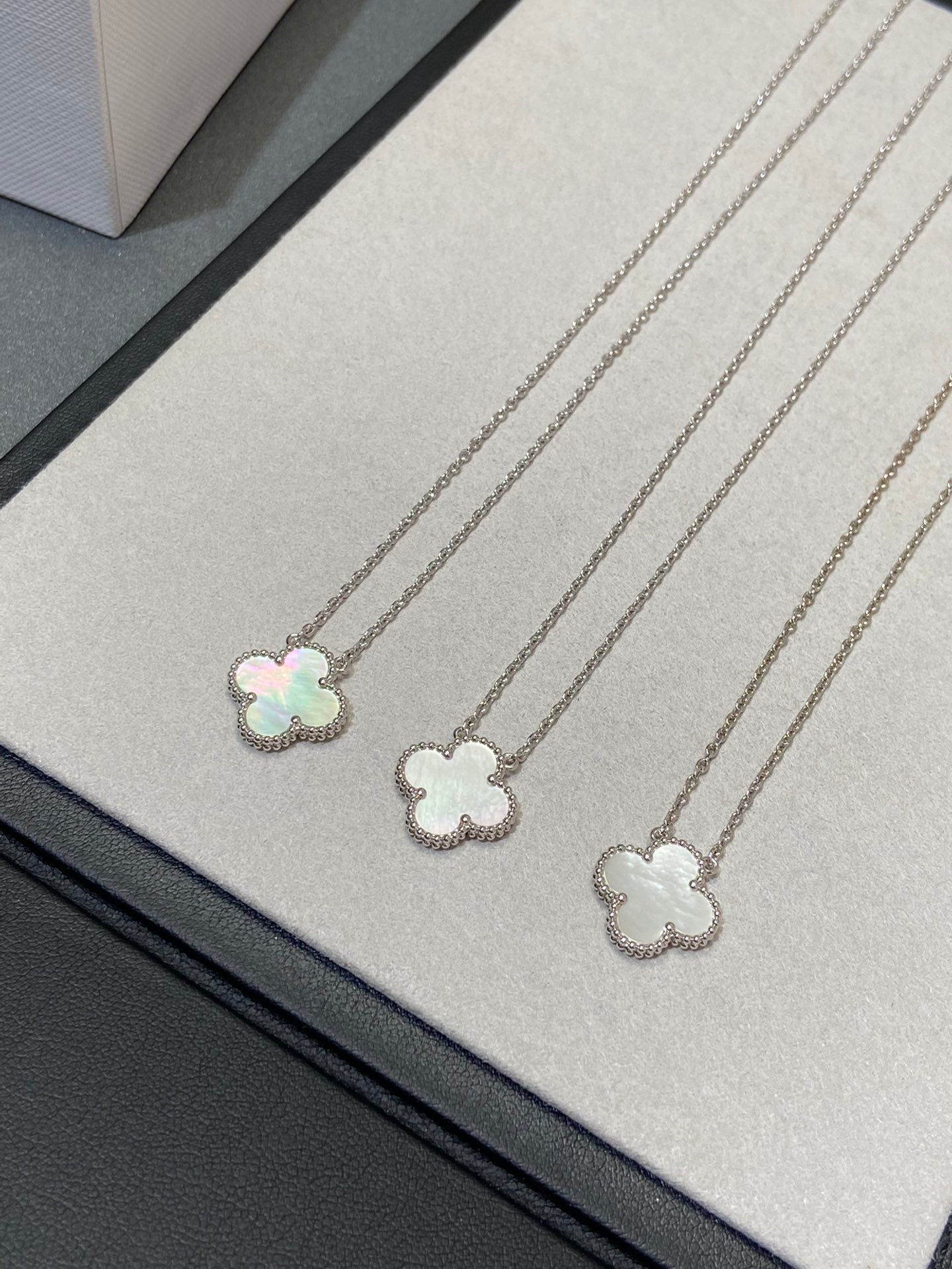 [Angela Jewellery]CLOVER MEDIUM SILVER WHITE MOP NECKLACE
