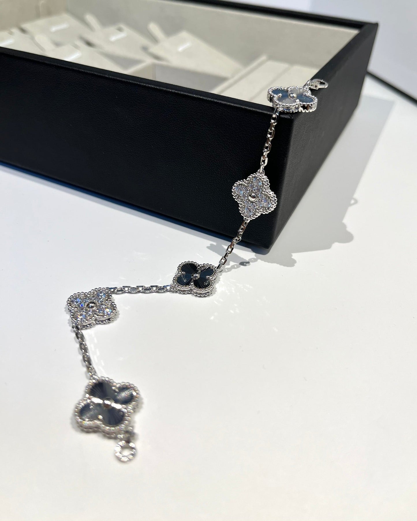 [Angela Jewellery]CLOVER 5 MOTIF SILVER DIAMOND BRACELET