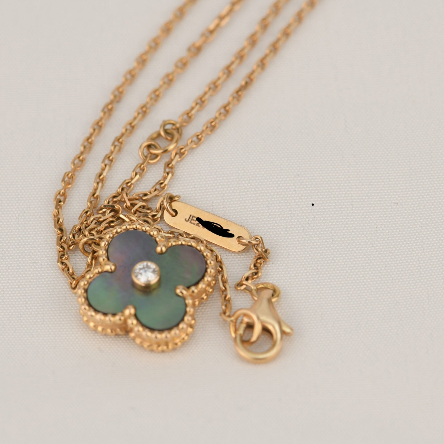 [Angela Jewellery]CLOVER 15MM DIAMOND AND MOTHER-OF-GREY NECKLACE