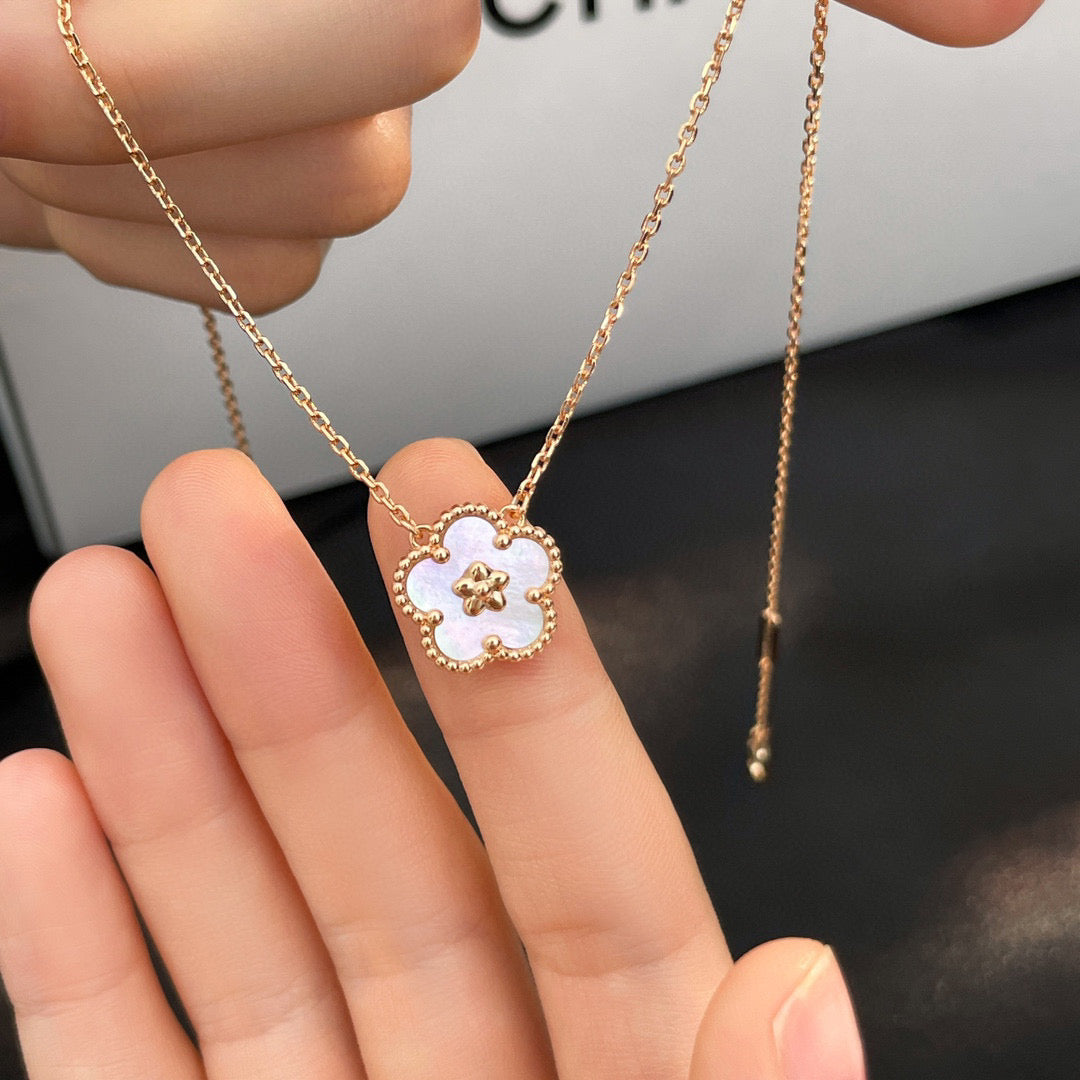 [Angela Jewellery]LUCKY  WHITE MOP  PLUM BLOSSOM NECKLACE