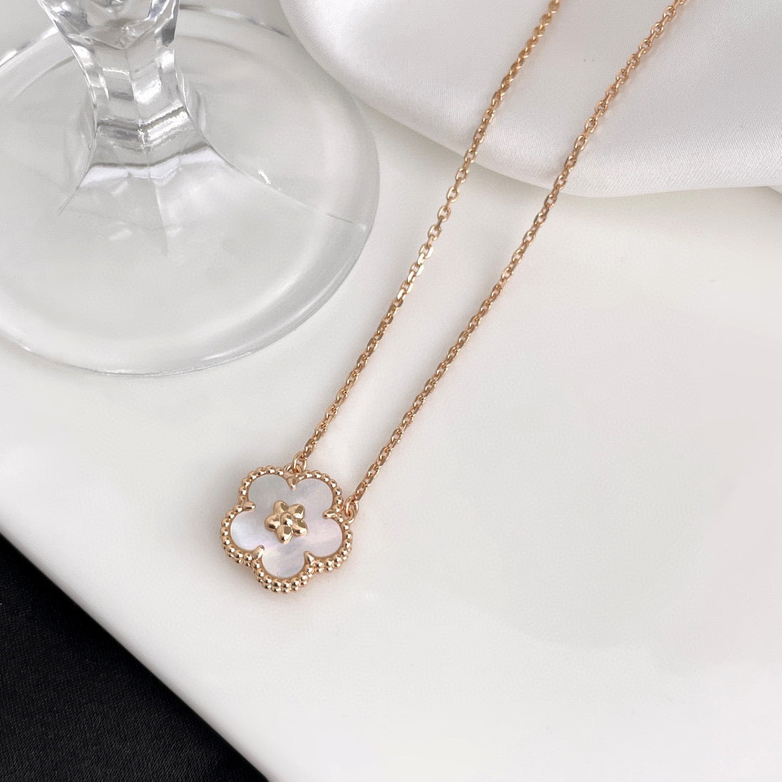 [Angela Jewellery]LUCKY  WHITE MOP  PLUM BLOSSOM NECKLACE