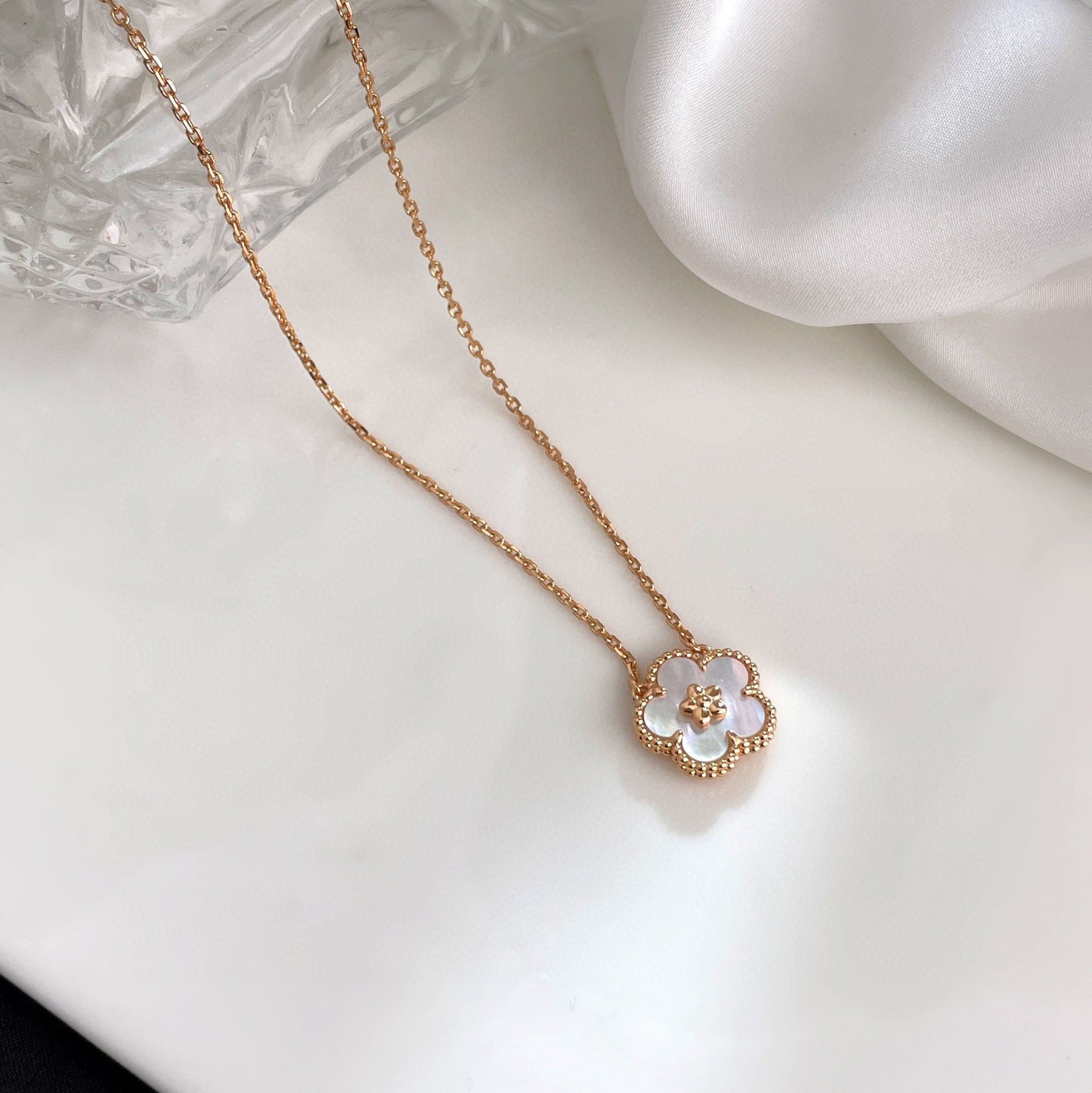 [Angela Jewellery]LUCKY  WHITE MOP  PLUM BLOSSOM NECKLACE