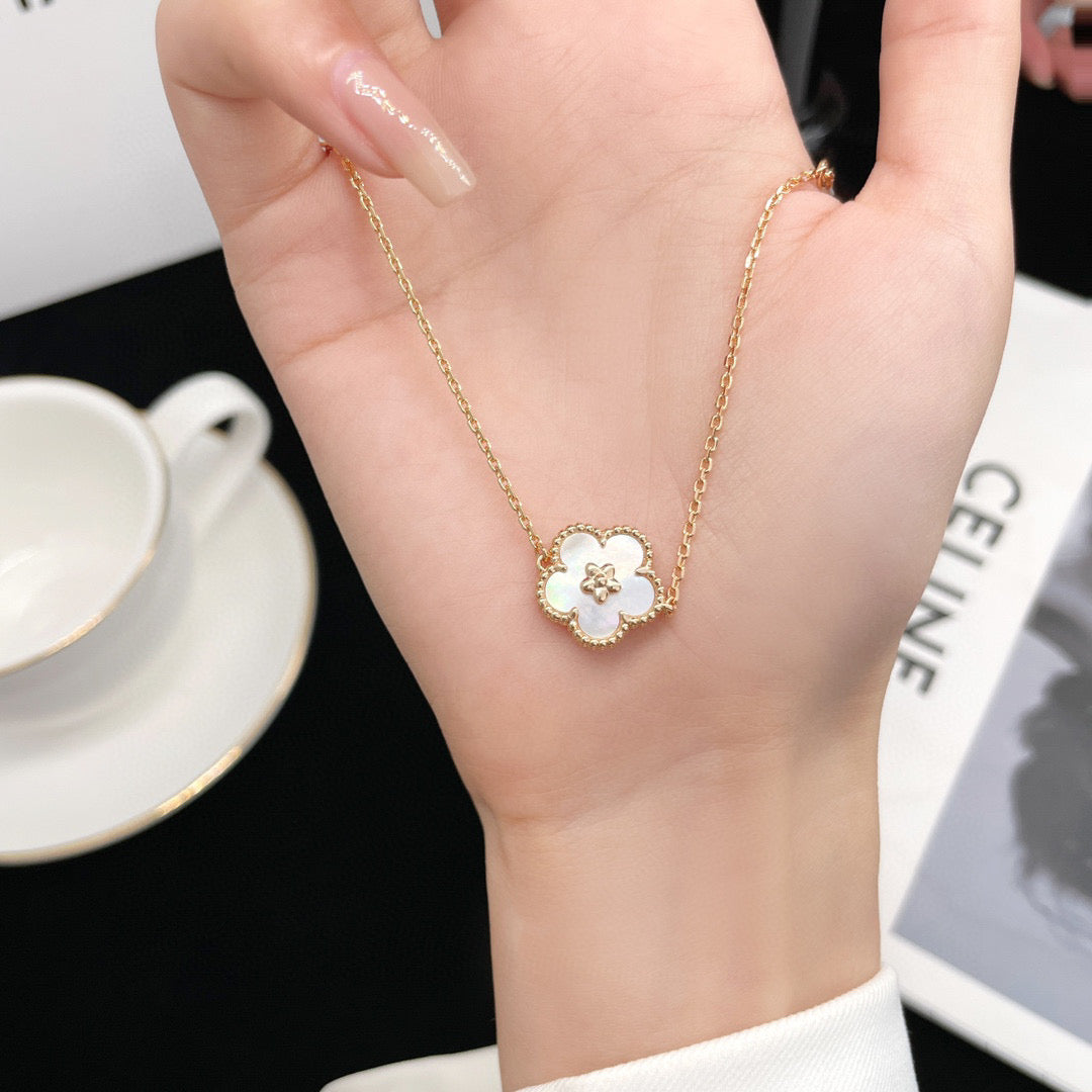[Angela Jewellery]LUCKY WHITE MOP PLUM BLOSSOM  BRACELET