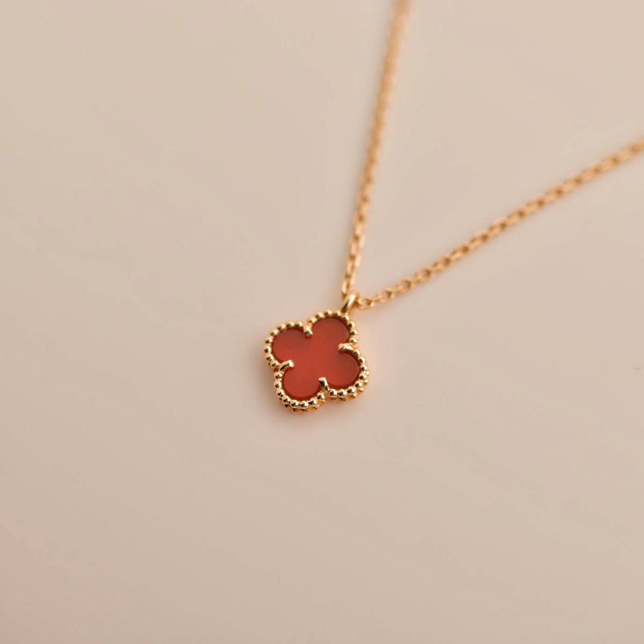 [Angela Jewellery]CLOVER MINI 9.5MM WHITE CARNELIANS NECKLACE
