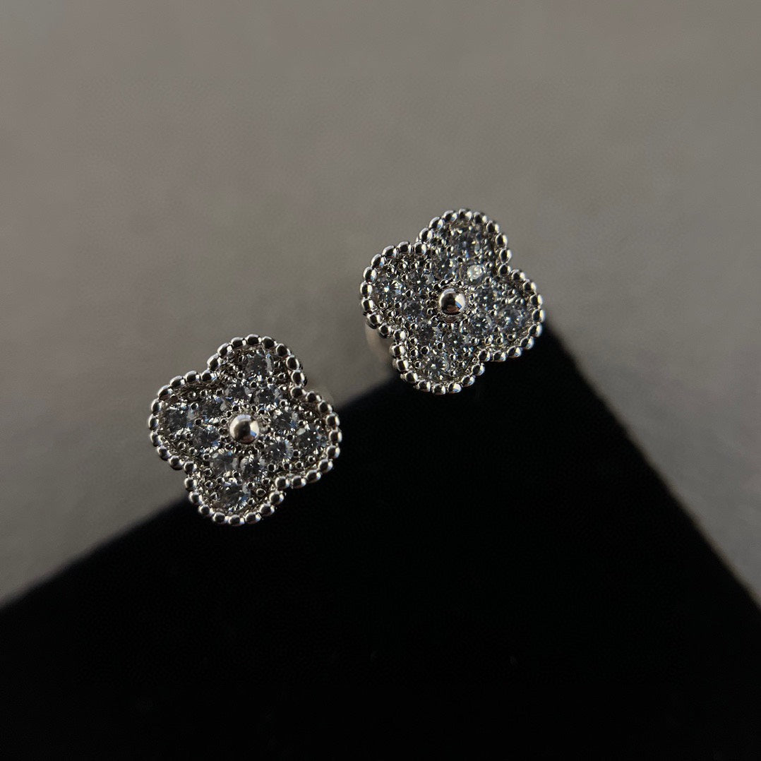 [Angela Jewellery]CLOVER MINI DIAMOND STUD EARRINGS